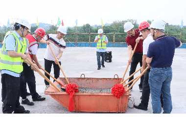 喜封金頂！宜賓遠(yuǎn)東電纜二期交聯(lián)機(jī)主機(jī)樓圓滿封頂，產(chǎn)能升級再啟新程。
